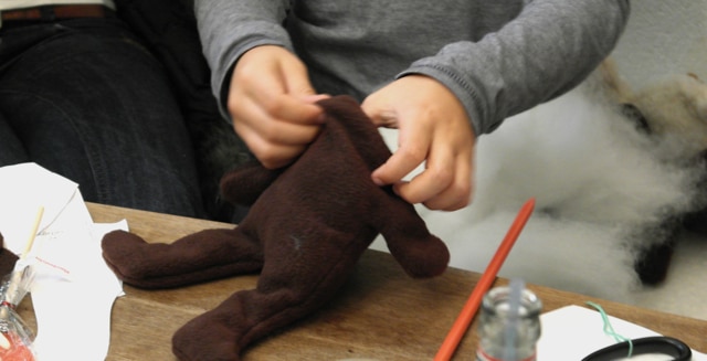 Teddybär nähen - Teddy mit Füllwatte füllen