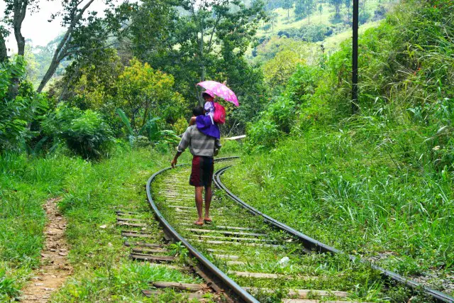 Wandern in Sri Lanka auf den Schienen der Eisenbahn