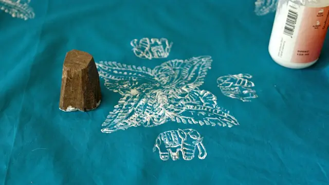 Stoff mit indischen Holzstempeln bestempeln