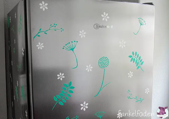 Kühlschrank neu dekorieren - Blumenmotive aus Folie