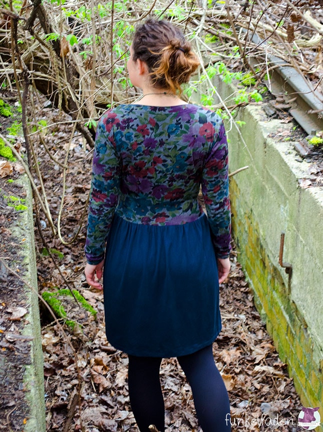 Kleid mit Blumen aus Jersey - genäht nach einem Schnittmuster von Blutsgeschwister