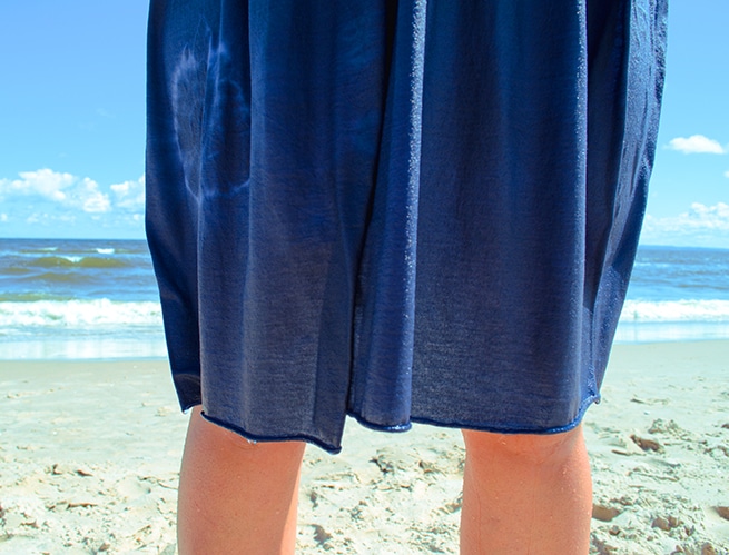 Selbst genähtes und gefärbtes Kleid