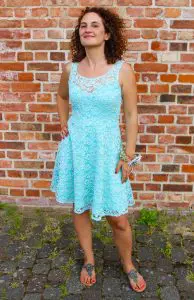 Kleid mit Spitze nähen – Anleitung - hier mein blaues Spitzenkleid