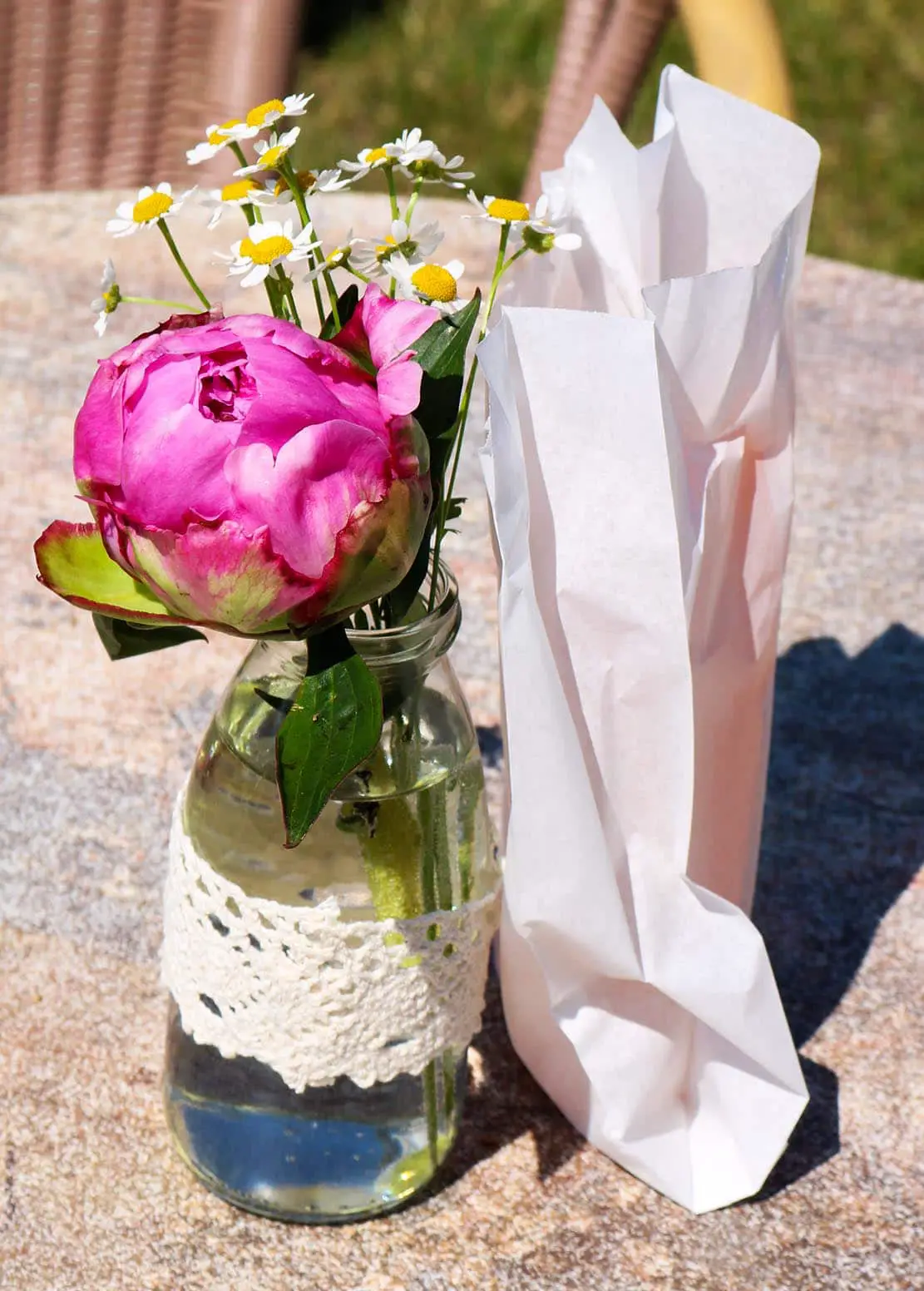 Hochzeitsdeko basteln - Vasen aus alten Gläsern
