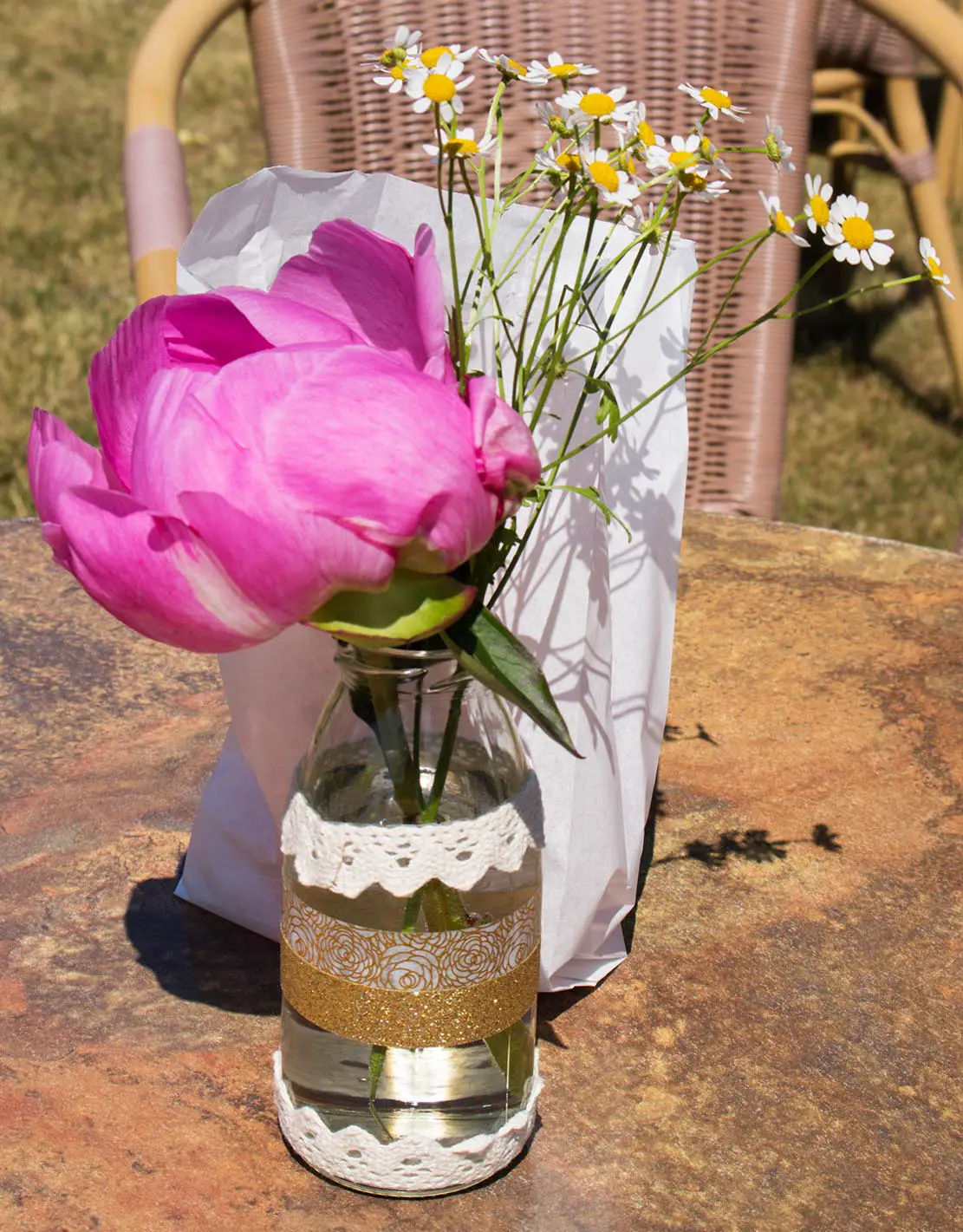Hochzeitsdeko basteln - Vasen aus alten Gläsern