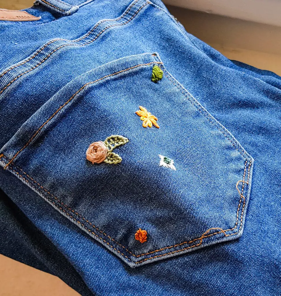 Upcycling Kleidung - Alte Jeans mit Blumen besticken