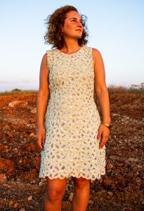 Kleid Cleo Freebook nähen mit Spitzenstoff und Pailletten