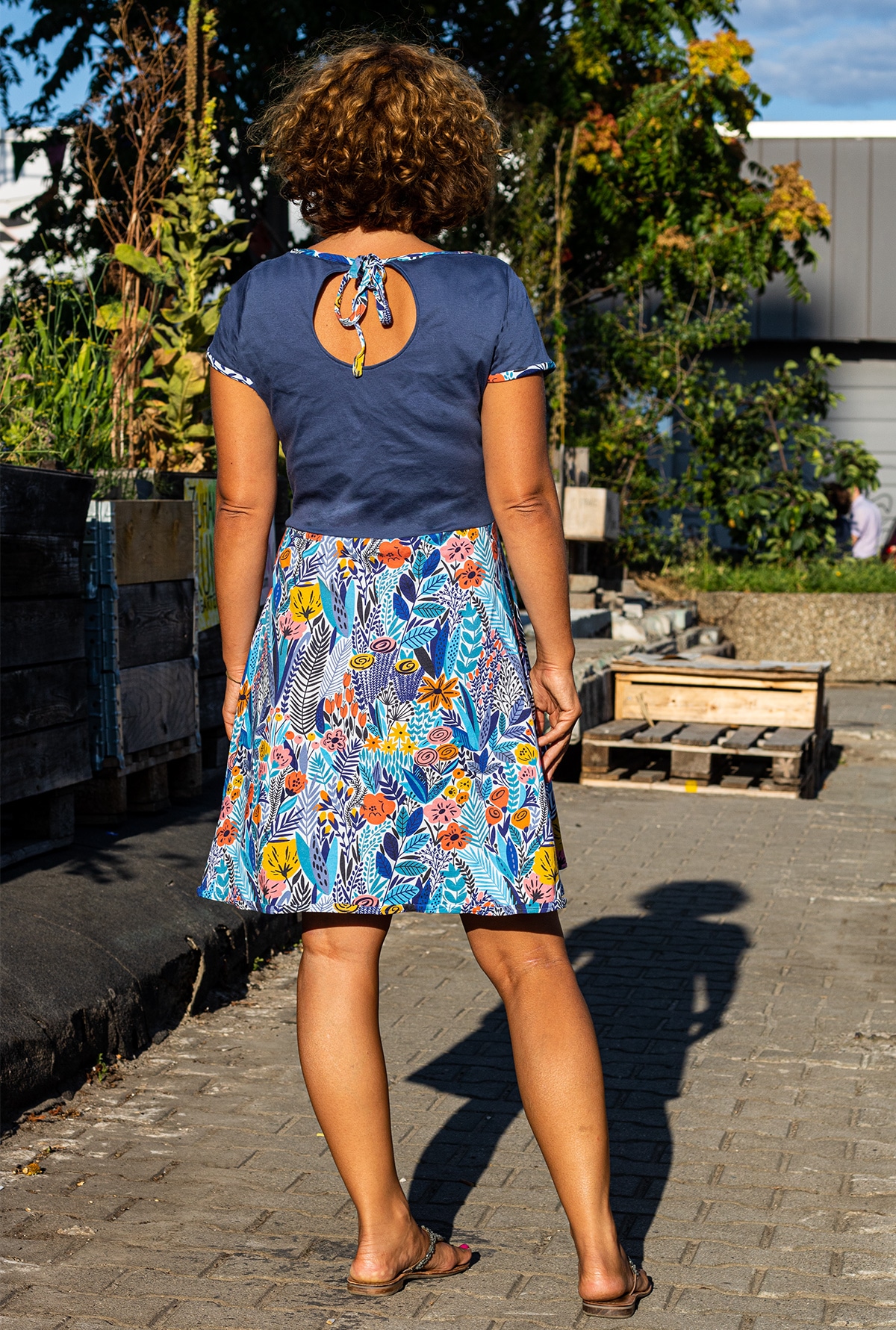Rückenansicht - selbstgenähtes Sommerkleid von Piexsu in Blau mit buntem Muster auf Rock
