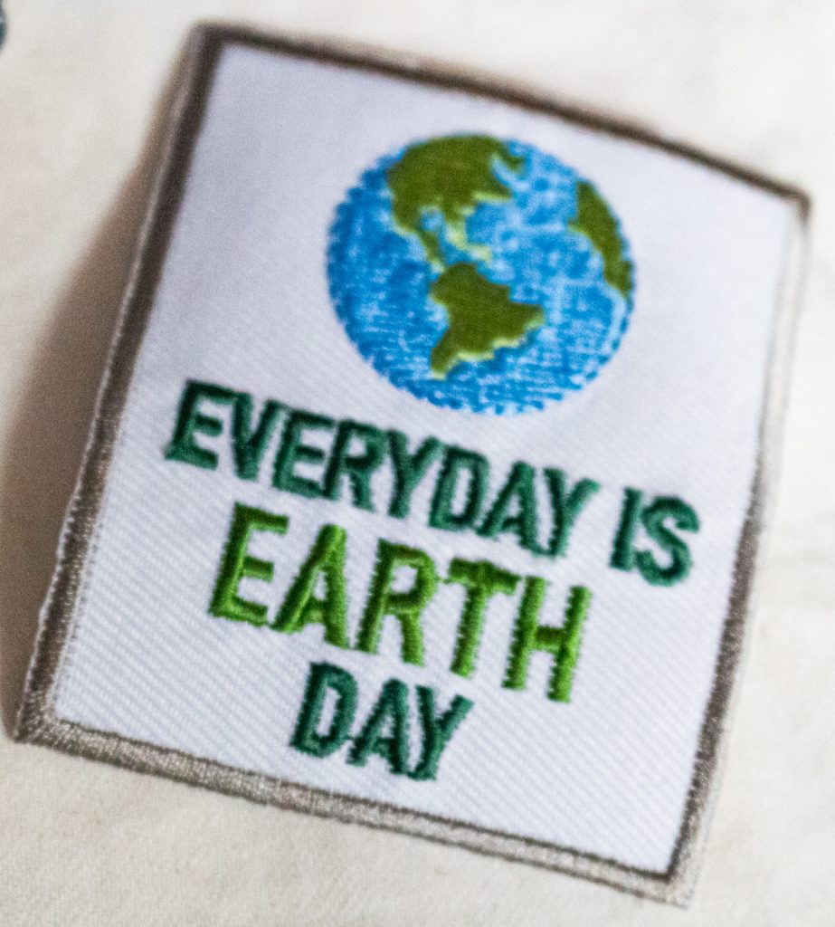Nachhaltige Knöpfe - Upcycling / Social Plastic + Verlosung 40 Aufnäher Earth Day