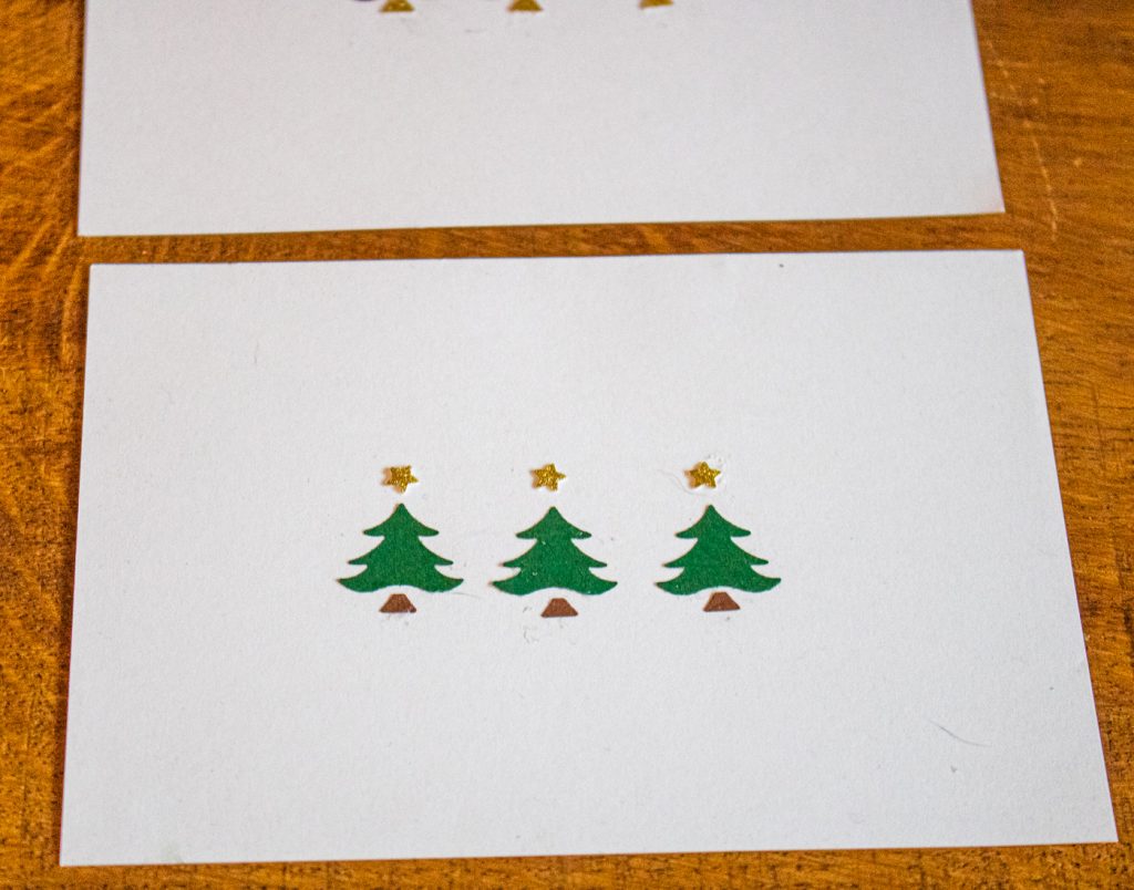 Weihnachtskarten und Anhänger mit dem Weihnachtsbaum Motivlocher basteln