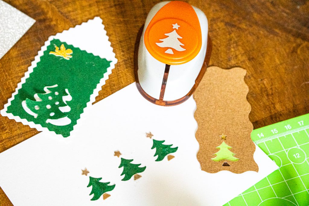 Weihnachtskarten und Anhänger mit dem Weihnachtsbaum Motivlocher basteln