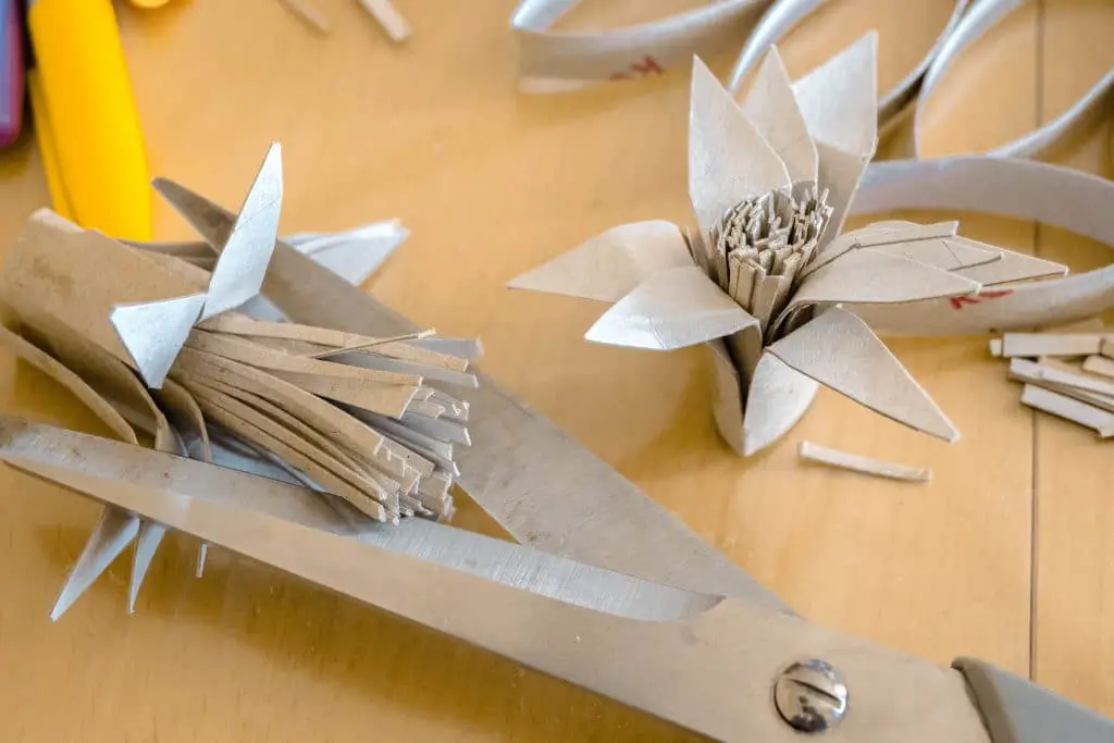 Blumen Basteln mit Klopapierrollen für Kinder und Erwachsene Ideen 