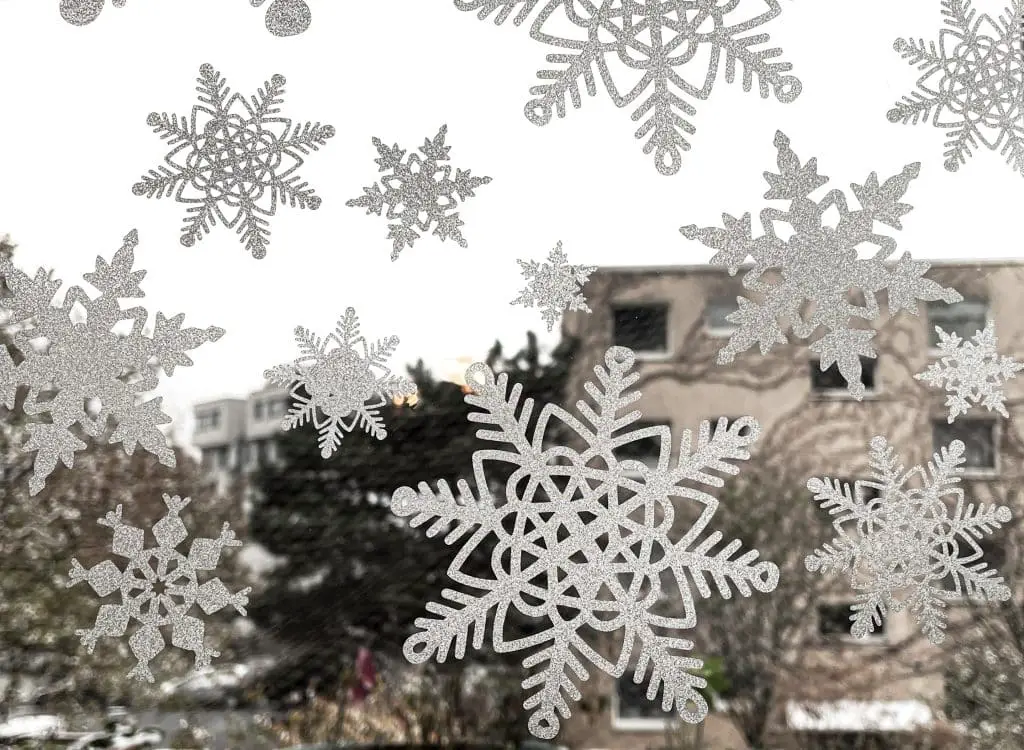 Schneeflocken aus Window Cling schneiden