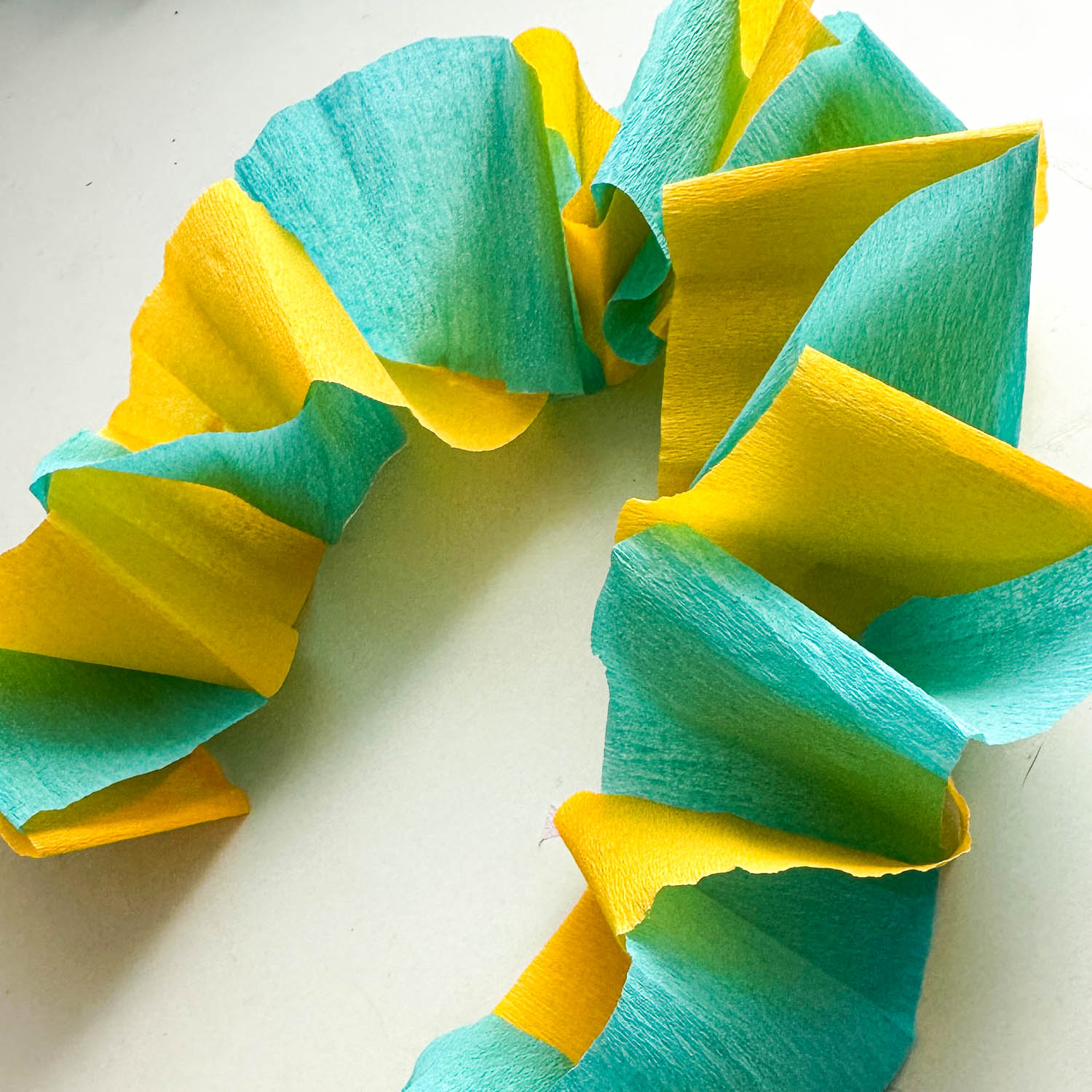 Fasching Girlanden basteln mit Krepppapier Funkelfaden