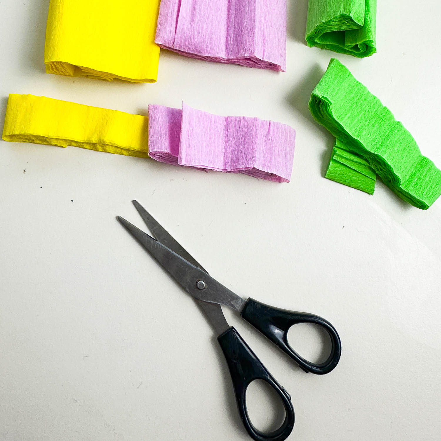 Blumen Aus Krepppapier Basteln Mit Kindern Anleitung - Blumenkranz basteln aus Krepppapier super einfach - Funkelfaden