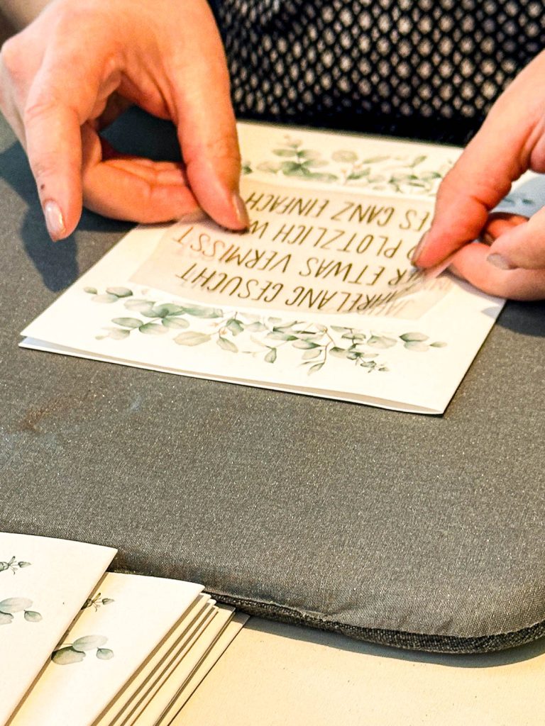 Hochzeitseinladungen selber machen 13 Hochzeitseinladungen selber machen mit Plotter -Eucalyptus gold