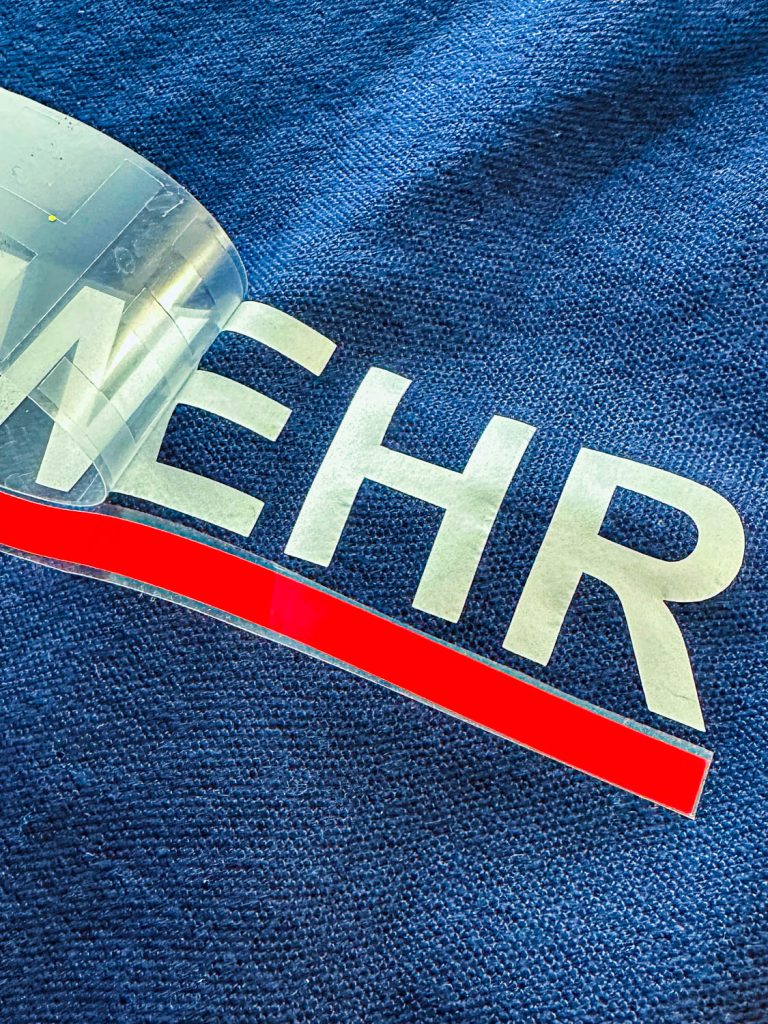 Feuerwehr-Shirts selber machen: DTF-Motive vs. Plotten – so einfach geht’s! 11 DTF Motive aufbügeln ohne Plotter - Freiwillige Feuerwehr-02
Mit einer Presse (oder einem Bügeleisen auf hoher Stufe, ohne Dampf) aufpressen – genaue Temperatur und Zeitangabe stehen meist beim Hersteller.
Trägerfolie abziehen.