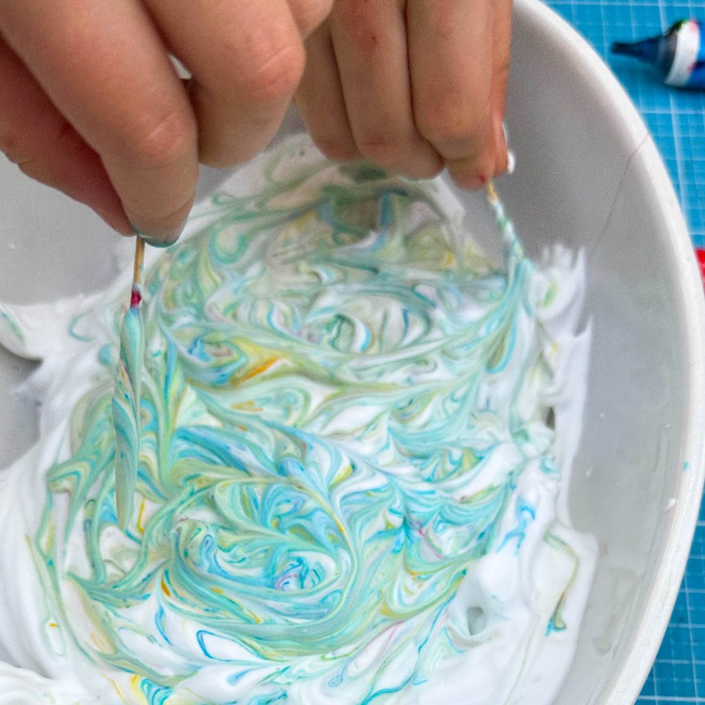 Ostereier marmorieren mit Rasierschaum – einfacher DIY-Spaß für Kinder 10 Träufle nun vorsichtig ein paar Tropfen Lebensmittelfarbe auf den Rasierschaum – je mehr Farben, desto bunter wird’s! Mit einem Zahnstocher kannst du die Farben leicht vermischen und marmorieren.