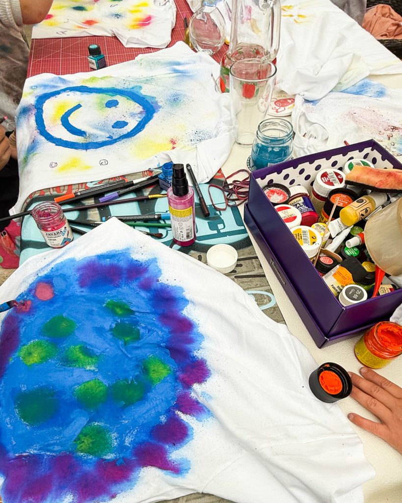 Kreativer Kindergeburtstag – T-Shirts gestalten mit Textilfarbe & Plotter 5