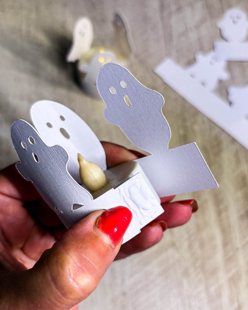 Anleitung Geister basteln aus Papier für Halloween mit Kindern