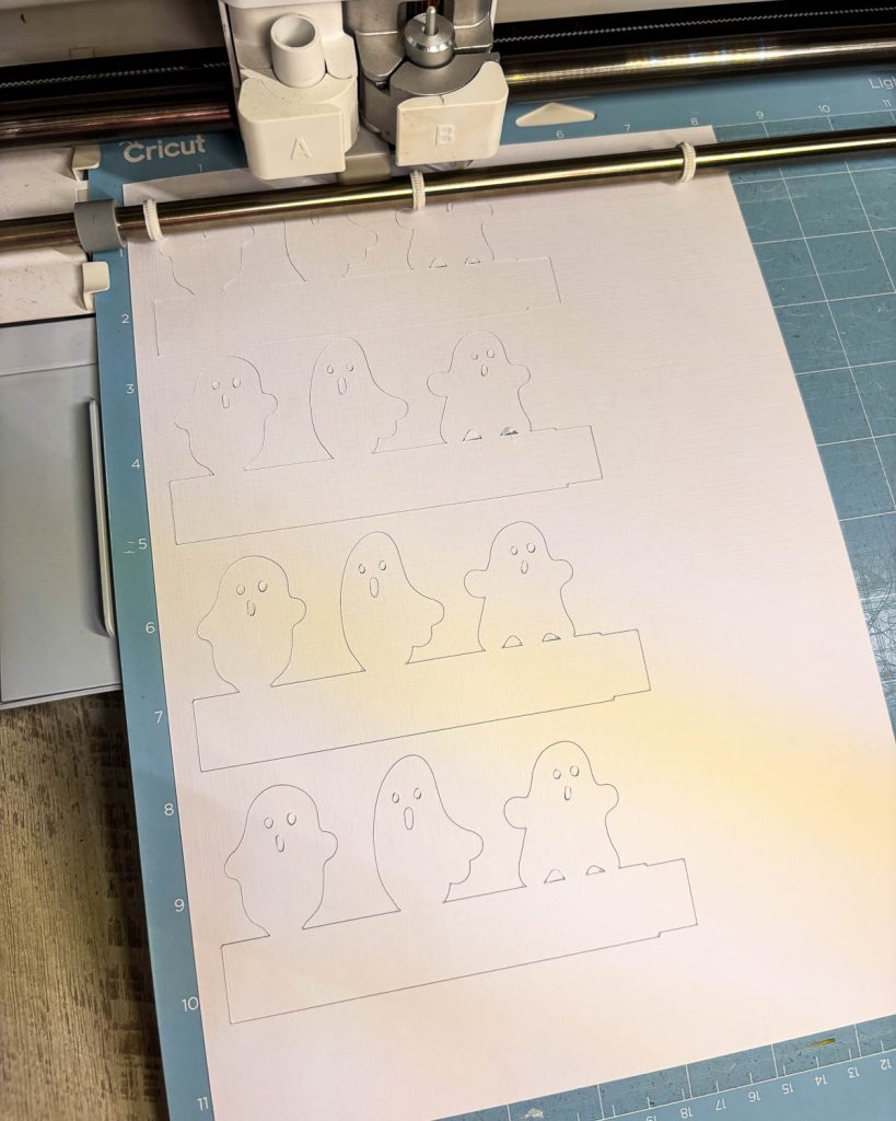 Anleitung Geister basteln aus Papier für Halloween mit Kindern