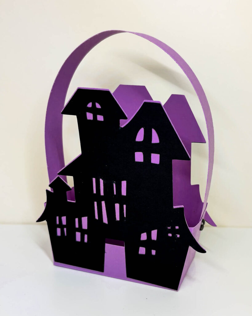 Anleitung Gruselkörbchen für Halloween basteln mit Cricut Maker 80 Gruselhaus Körbchen für Halloween basteln