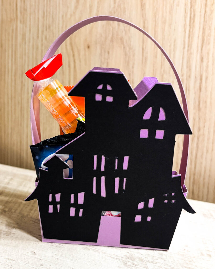 Anleitung Gruselkörbchen für Halloween basteln mit Cricut Maker 66 Befestige ihn mit zwei Musterbeutelklammern als Tragegriff am Körbchen.