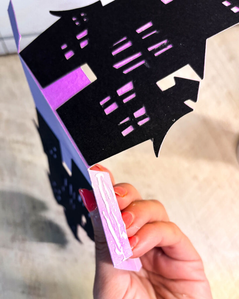 Anleitung Gruselkörbchen für Halloween basteln mit Cricut Maker 75 Gruselhaus Körbchen für Halloween basteln