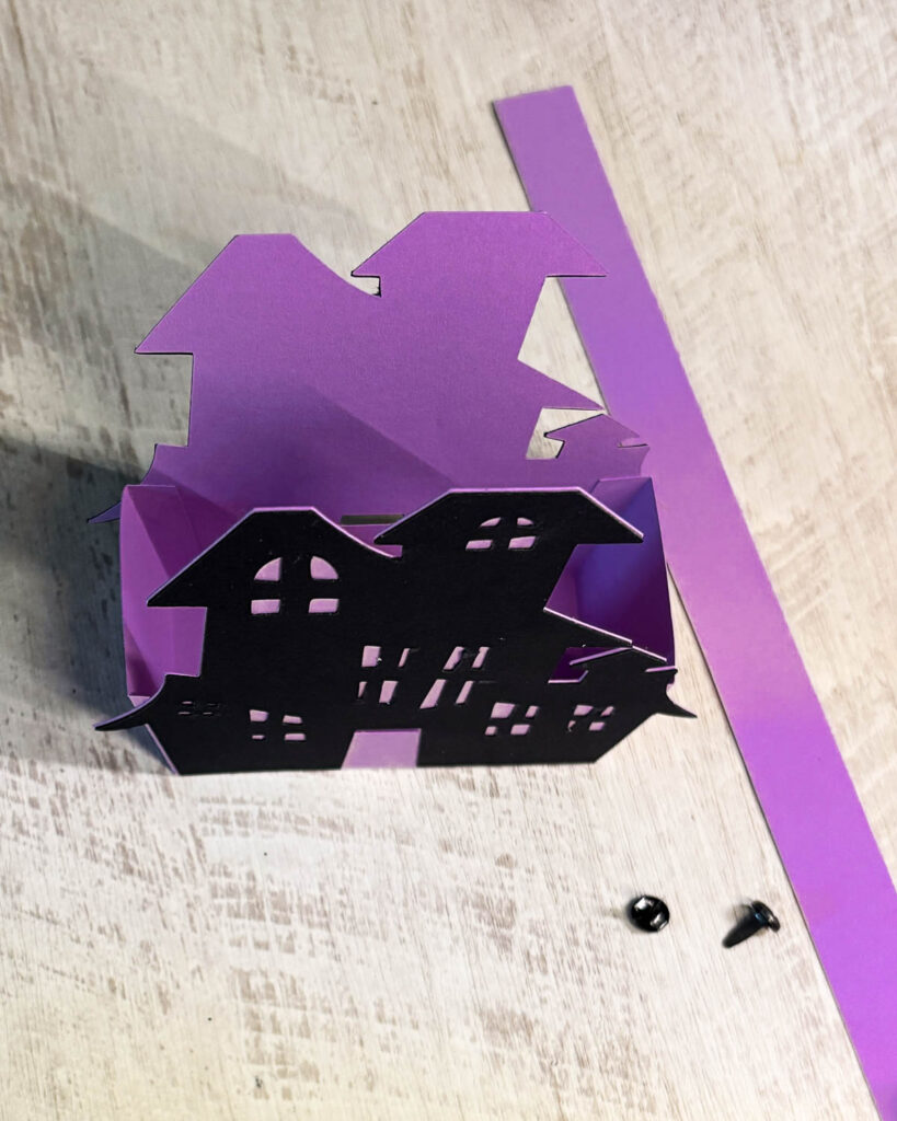 Anleitung Gruselkörbchen für Halloween basteln mit Cricut Maker 77 Gruselhaus Körbchen für Halloween basteln