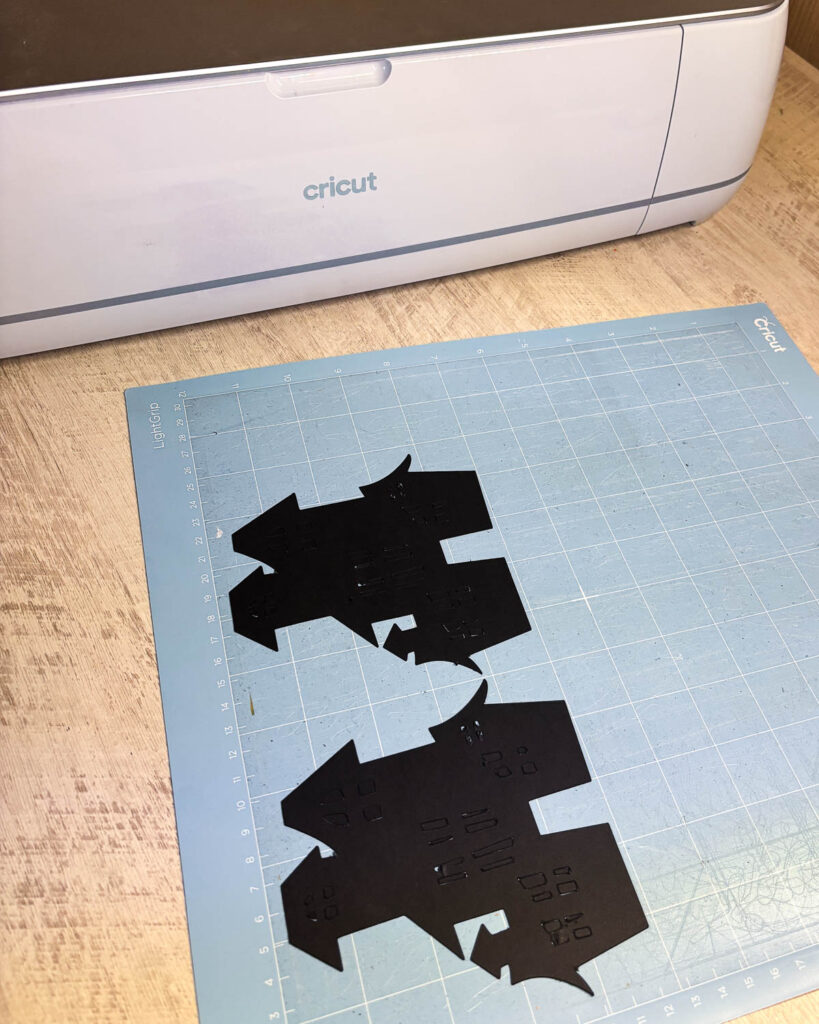 Anleitung Gruselkörbchen für Halloween basteln mit Cricut Maker 72 Gruselhaus Körbchen für Halloween basteln-01