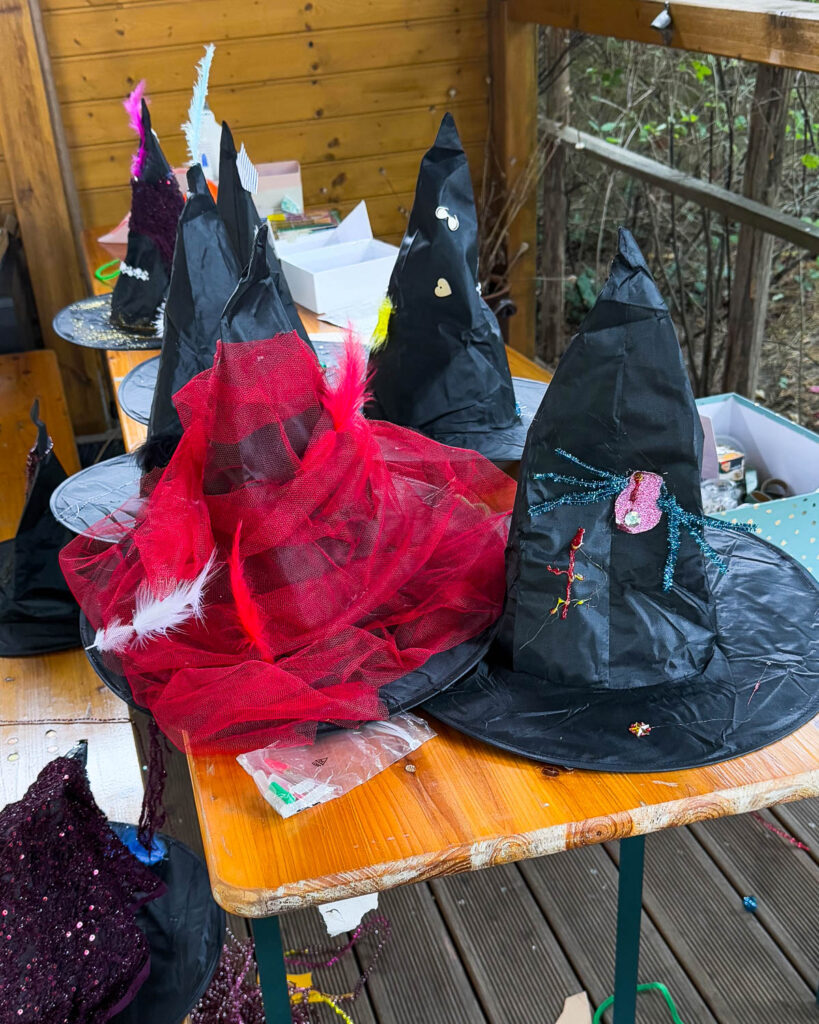 Zauberparty feiern zum Kindergeburtstag oder Halloween 77 Zauberhüte gestalten beim Kindergeburtstag