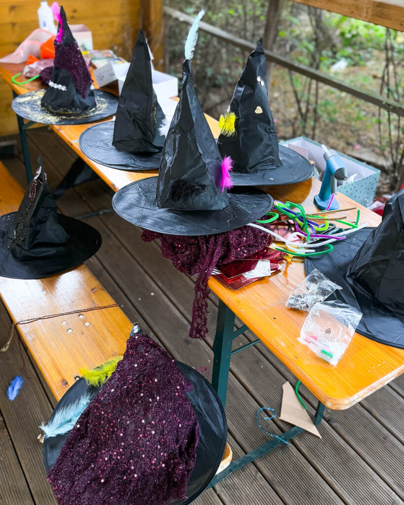 Zauberparty feiern zum Kindergeburtstag oder Halloween 71 Zauberhüte gestalten beim Kindergeburtstag