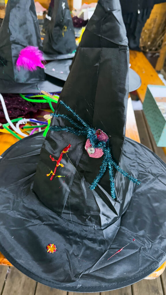 Zauberparty feiern zum Kindergeburtstag oder Halloween 74 Zauberhüte gestalten beim Kindergeburtstag