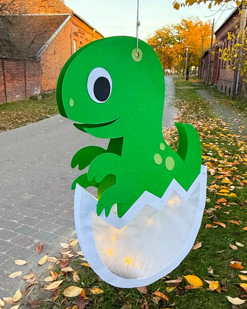 Dino-Laterne basteln mit dem Cricut Maker 3 + Plotterfreebie 44 Anleitung Dino Laterne basteln - gratis Vorlage