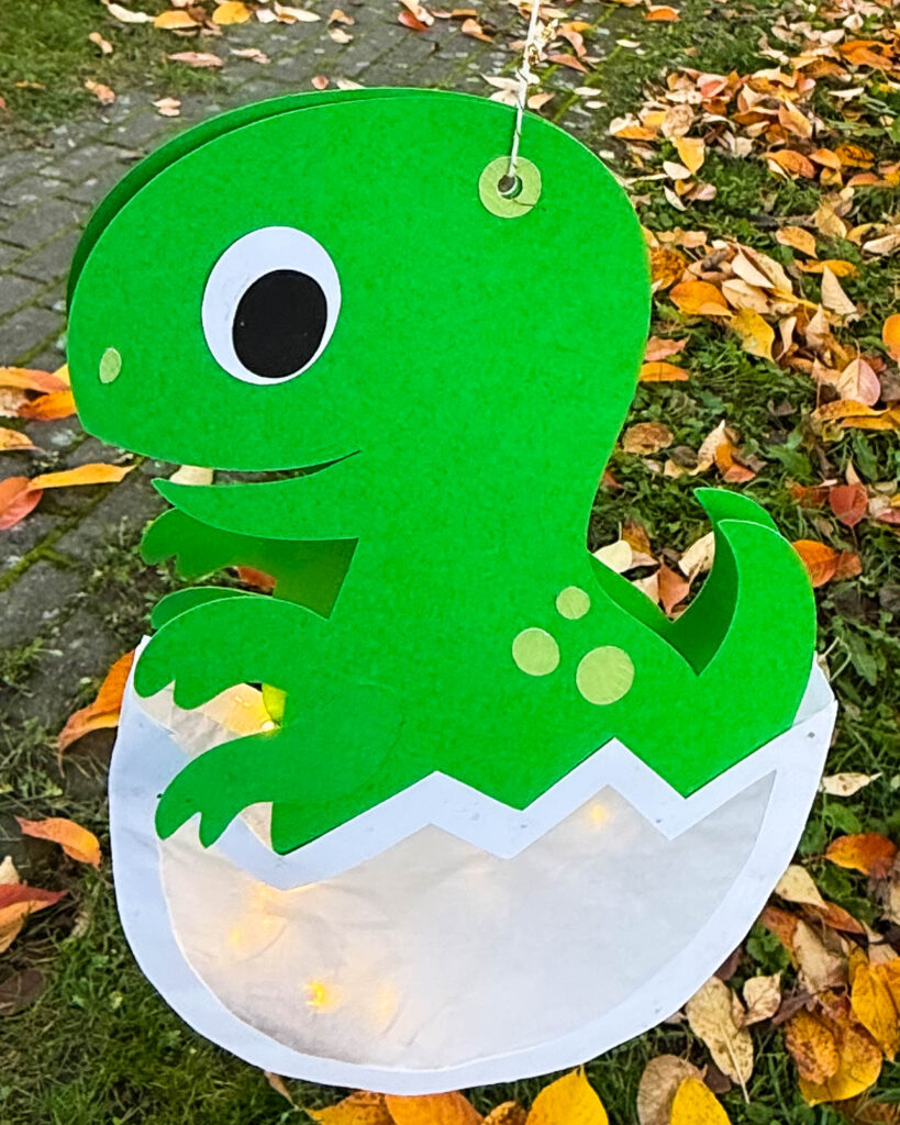 Dino-Laterne basteln mit dem Cricut Maker 3 + Plotterfreebie 43 Anleitung Dino Laterne basteln - gratis Vorlage