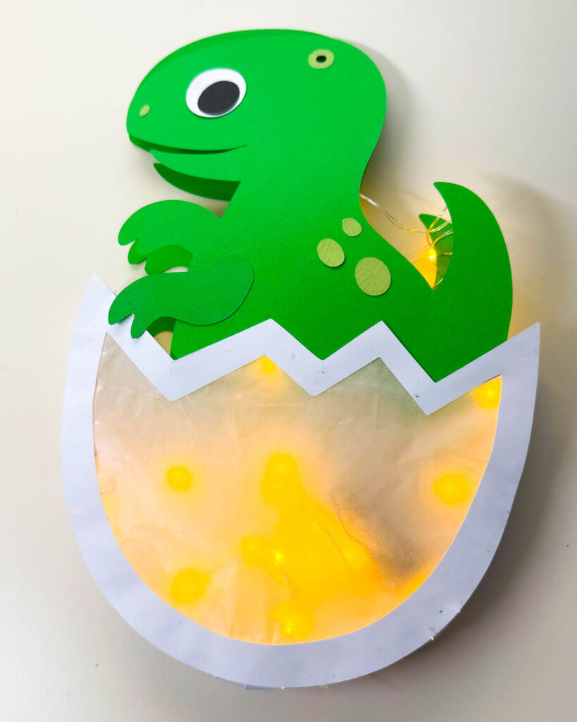 Dino-Laterne basteln mit dem Cricut Maker 3 + Plotterfreebie 58 Anleitung Dino Laterne basteln - gratis Vorlage