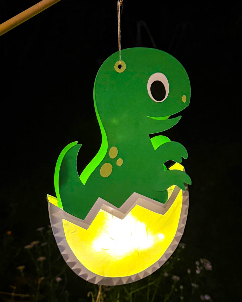Dino-Laterne basteln mit dem Cricut Maker 3 + Plotterfreebie 45 Anleitung Dino Laterne basteln - gratis Vorlage