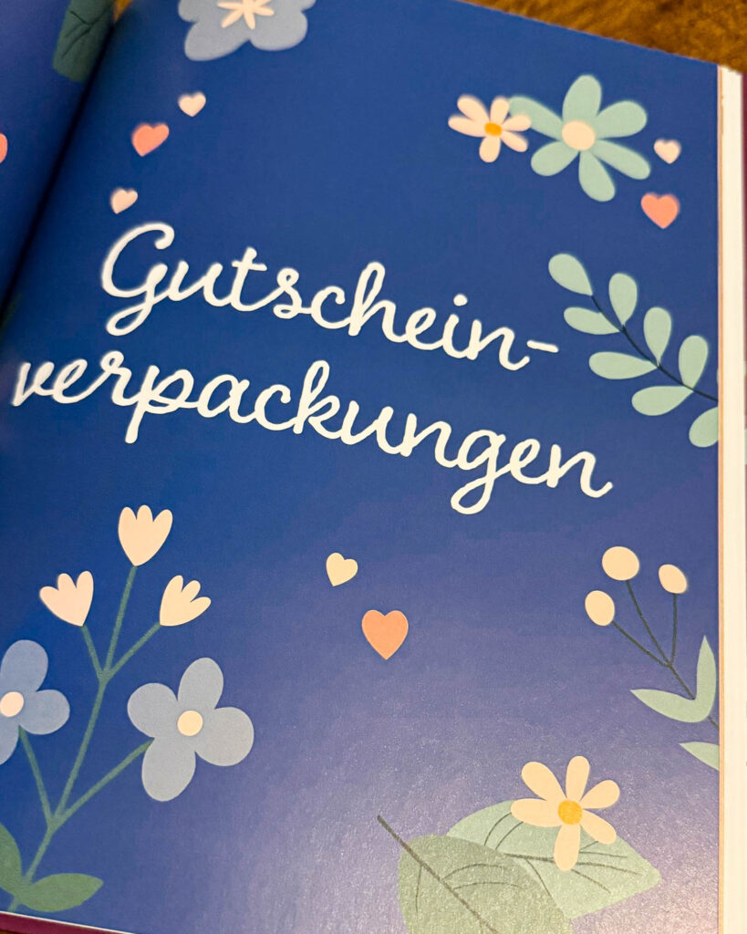 Heute öffnet sich das 19. Türchen des Funkelfaden Adventskalenders für die wundervolle Nadja von Kreativgeschenke und ich möchte euch ihr großartiges Kreativbuch - Die schönsten Geschenke: gemeinsame Erlebnisse & Erinnerungen vorstellen. Passend dazu haben wir euch auch eine Verlosung mitgebracht. Auf der Suche nach dem perfekten Geschenk für Geburtstag, Hochzeit oder Weihnachten? Gemeinsame Zeit und personalisierte Fotogeschenke sind unbezahlbar. Kreative Gutscheine für Erlebnisse zu zweit schaffen neue gemeinsame Erinnerungen. Man kann nichts Wertvolleres verschenken als seine Zeit! Gestalte einzigartige, persönliche Geschenke, die von Herzen kommen! Das erwartet dich: Anleitungen für kreative Fotogeschenke und individuelle Erlebnisgutscheine Verpackungsinspirationen für echte Hingucker Schritt-für-Schritt-Anleitungen Ideen für gutscheine verschenken nadja-8