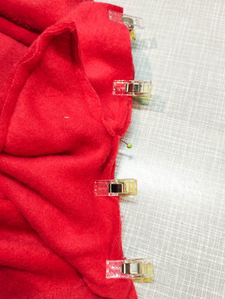 Weihnachtsmantel nähen für die Funkelfaden Maus 9 Weihnachtsmann Mantel nähen für Funkelfaden Maus