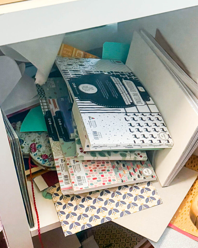 Ordnung im Bastelzimmer mit System - Papier sortieren ordentlich