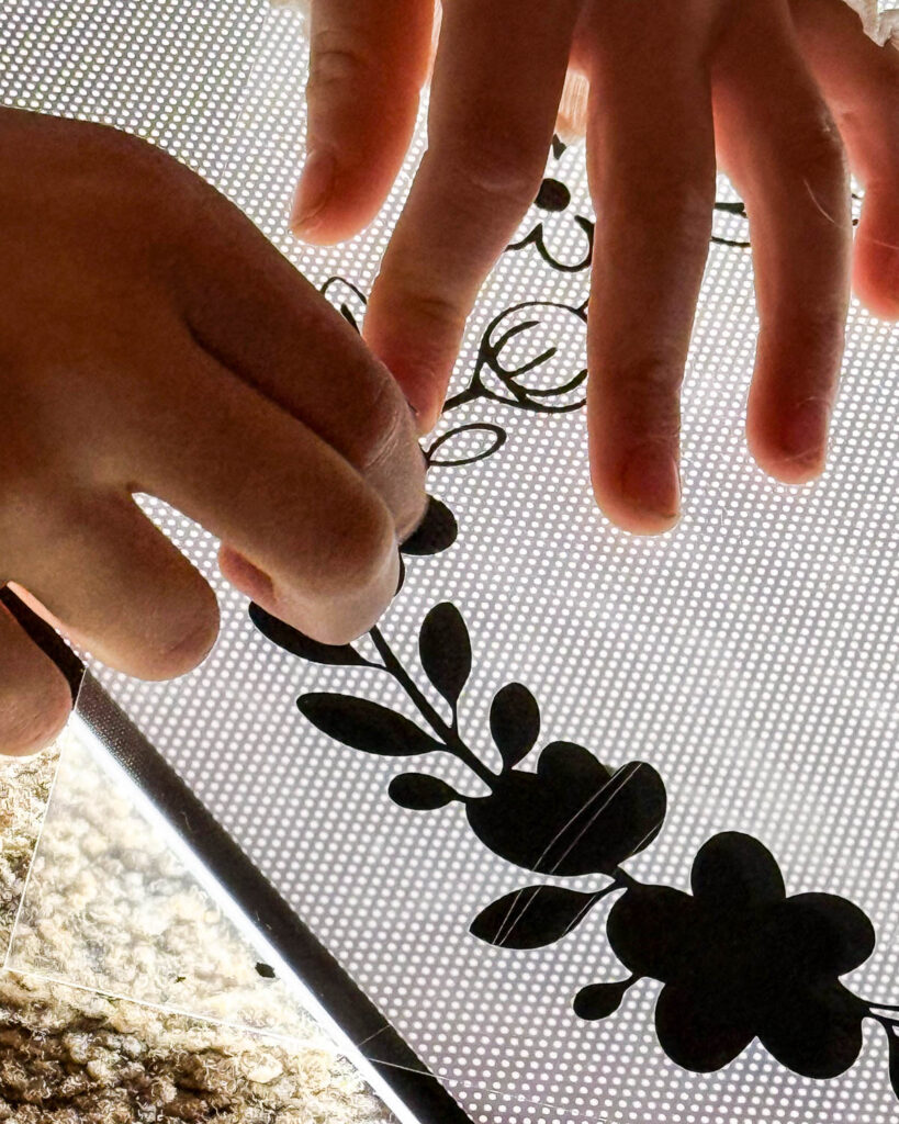 Hallo Frühling Plotterfreebie - Entgittern mit Lightpad