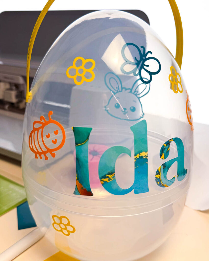 Jetzt schneidest du die Motive aus Vinylfolie mit dem Plotter aus.

Plotterfreebies Ostern Funkelfaden XL Ostereier beplotten-2