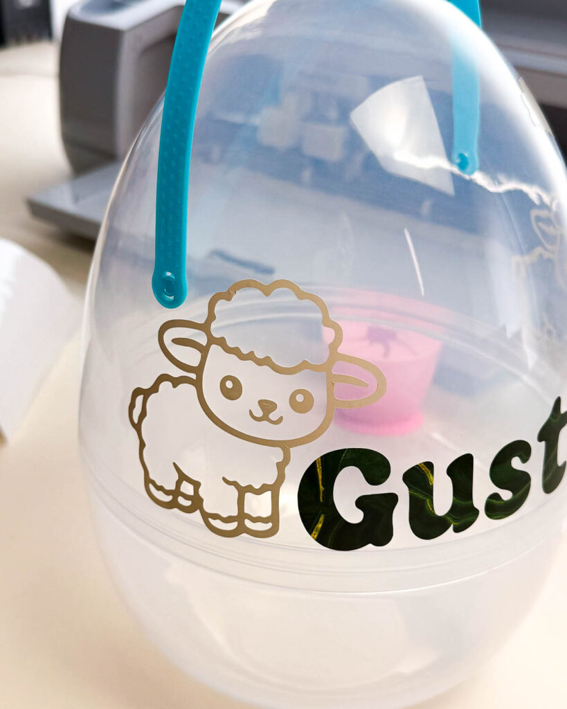 Jetzt kommt Transferfolie drauf und du überträgst dein Motiv. Dazu schneidest du einen passenden Streifen Transfer Tape ab und klebst es auf dein Motiv. Mit dem Rakel wird es festgeraktelt und dann vorsichtig abgezogen. 

Plotterfreebies Ostern Funkelfaden XL Ostereier beplotten-7