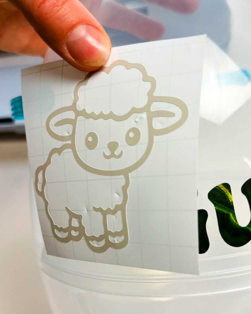 Mit dem Entgitterhaken sind diese Oster-Plotterdateien super schnell entgitttert. 

💡 Mein Tipp:Halte die Folie leicht gegen das Licht oder nutze ein Lightpad – dann siehst du die Linien viel besser.