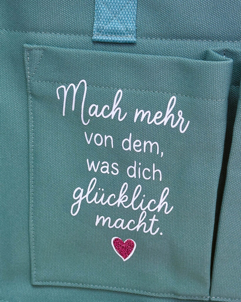 Tasche beplotten - Zwei kostenlose Plotterdateien für kreative Lieblingsmenschen 4 Tasche beplotten Motiv Mach mehr von dem was dich glücklich macht-2