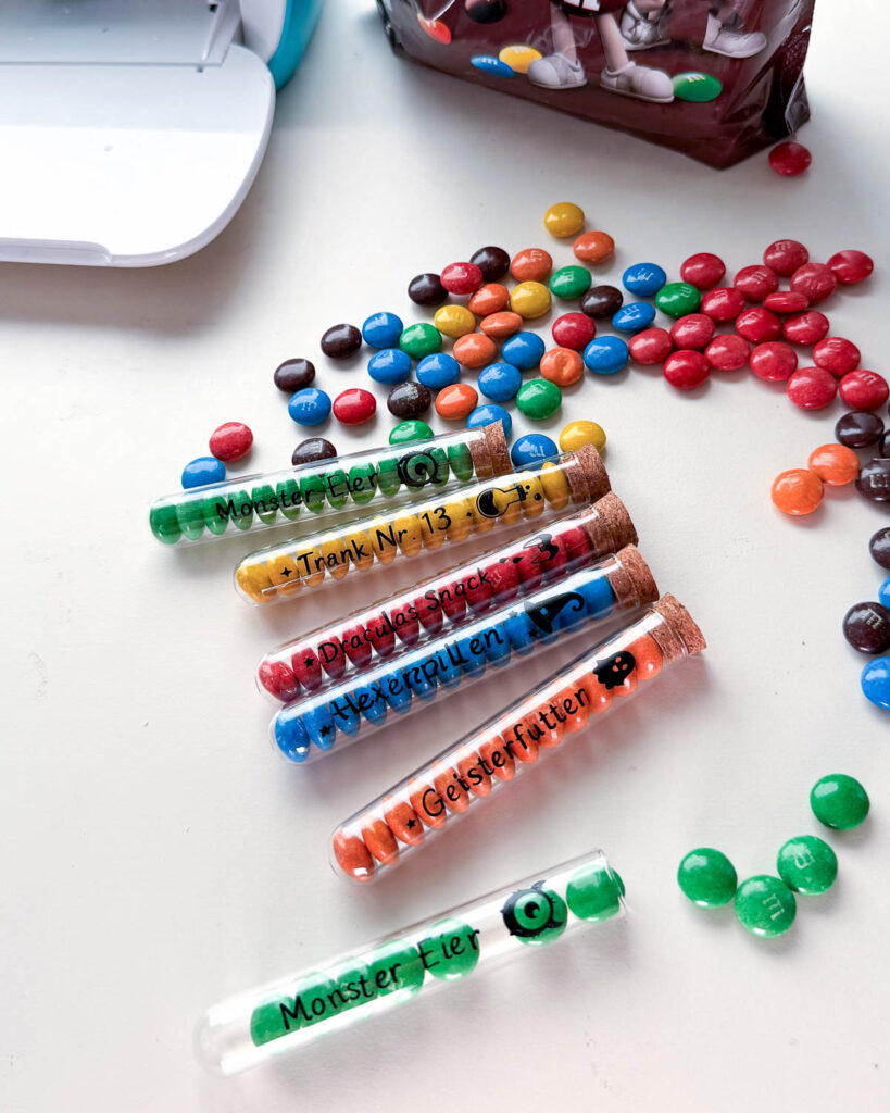Halloween-Süßigkeiten im Reagenzglas: Plotter-Freebie mit M&Ms 8 Halloween - Plotterfreebie zum Download