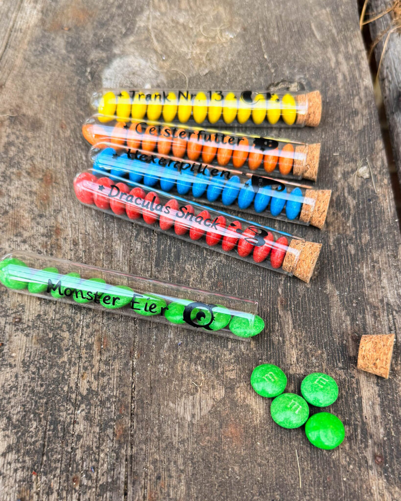Halloween-Süßigkeiten im Reagenzglas: Plotter-Freebie mit M&Ms 3 Halloween - Plotterfreebie zum Download
