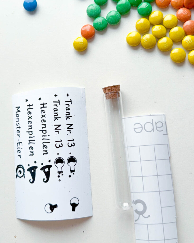 Halloween-Süßigkeiten im Reagenzglas: Plotter-Freebie mit M&Ms 6 Halloween - Plotterfreebie zum Download